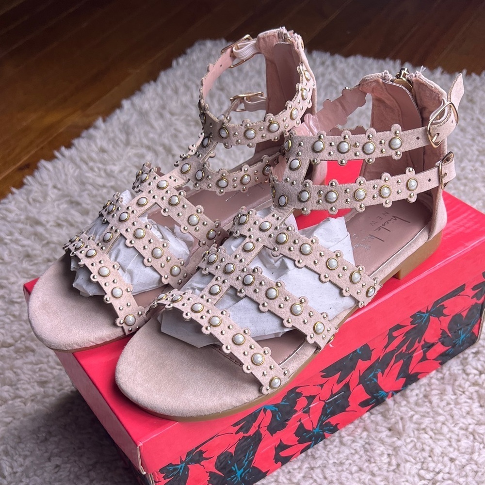 BIG GIRLS NICOLE MILLER “CINDY” SANDAL BEIGE SZ 2 NIB